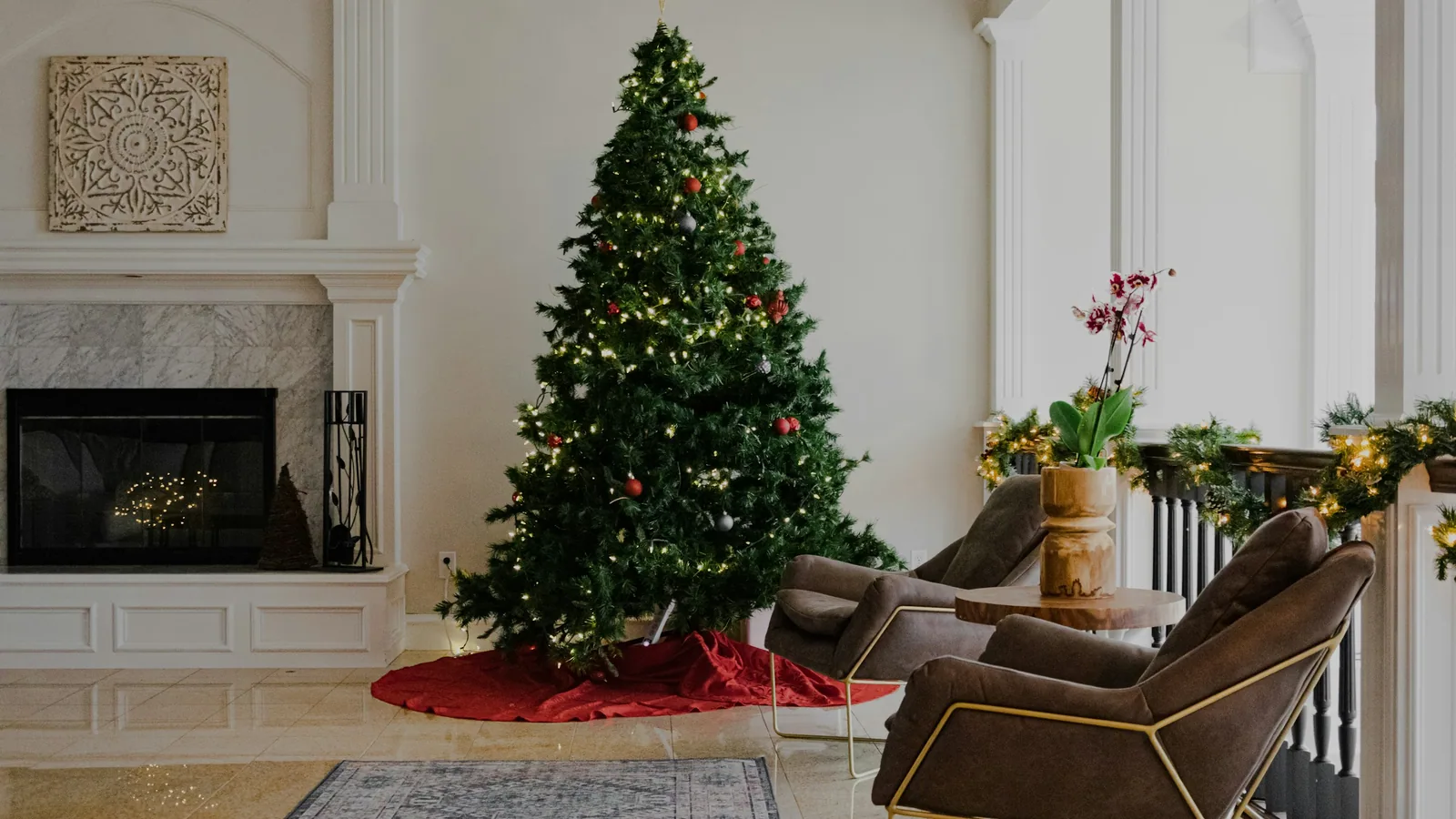 Juletre pyntet med kuler og lyslenker